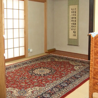 和室に落ち着いたマシャッド産の大きなじゅうたん/ペルシャ絨毯輸入販売オリエンタルムーン