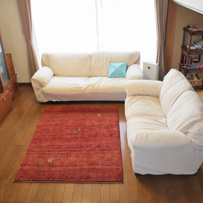 赤いギャッベと白いソファー/ギャッベ（ギャベ）通販オリエンタルムーン