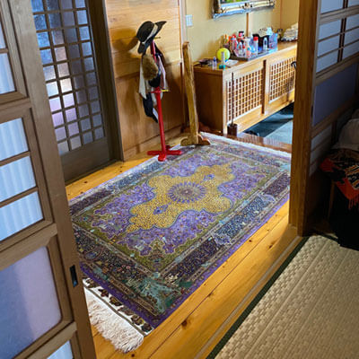 軽やかな薄い紫と黄のシルク100％クム産ペルシャ絨毯/ギャッベ&ペルシャ絨毯通販オリエンタルムーン